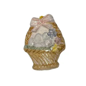 Pendente raffigurante un cesto con fiocco, uova e fiori