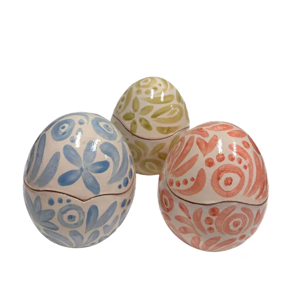 Uova piccole pasquali con decorazione azzurra, rosa, verde