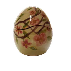 Uovo piccolo pasquale con decorazione floreale