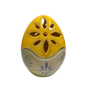Uovo di Pasqua grande traforato con decorazione gialla e verde e con fiori azzurri (al momento esaurito)