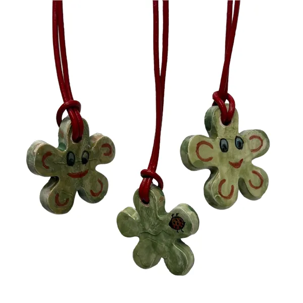Collana con ciondolo fioriforme "faccina sorridente" con coccinella portafortuna